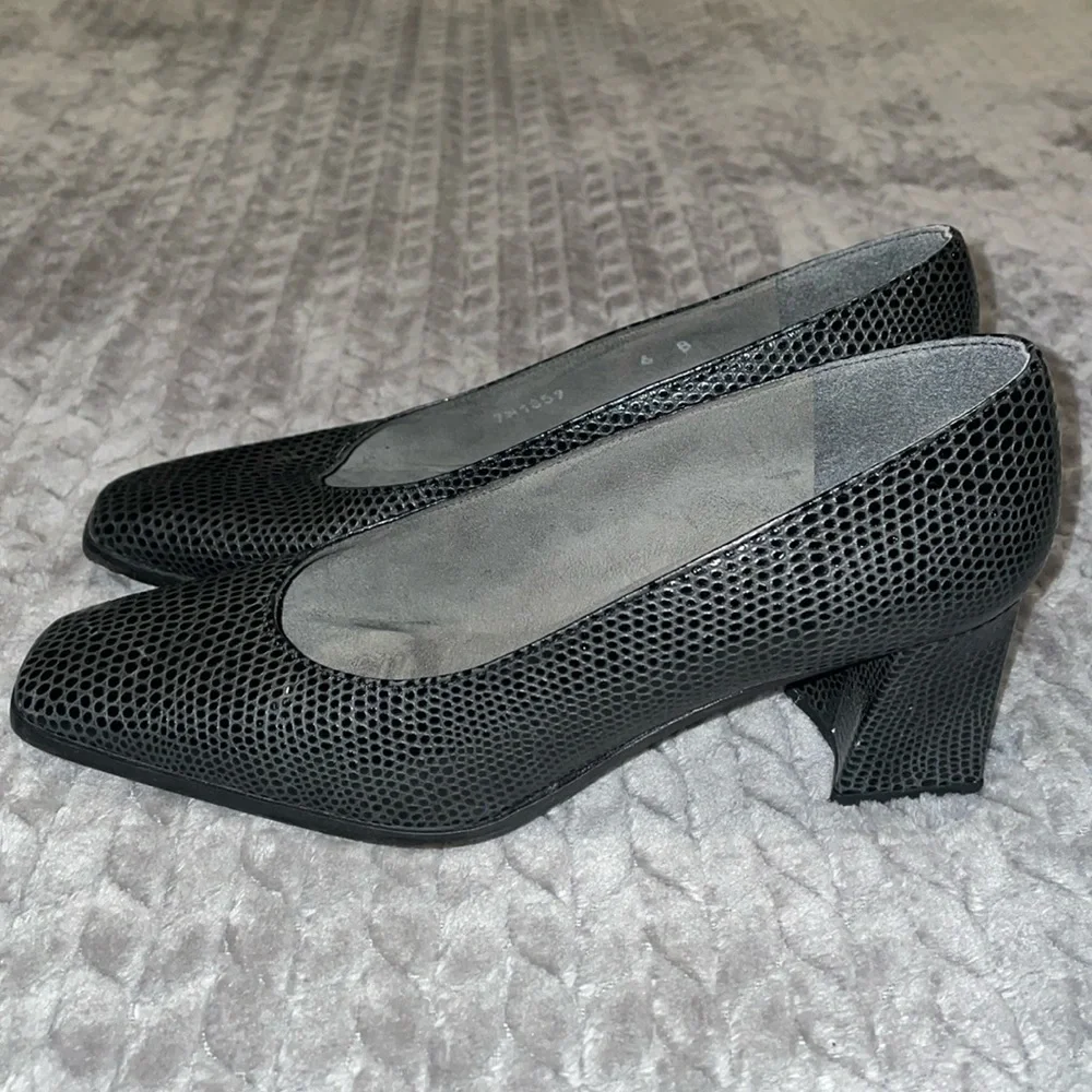 Stuart Weitzman Elegant Black Leather‎ Women's Block/Chunky Heels. Size 6.
